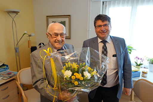 Hans Vonwil mit Gemeindepräsident Cornel Egger