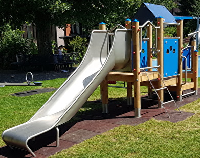 neuer Spielturm bei Spielplatz in Oberuzwil