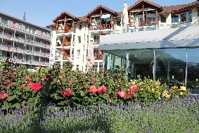 Alterszentrum mit Garten im Vordergrund klein.jpg