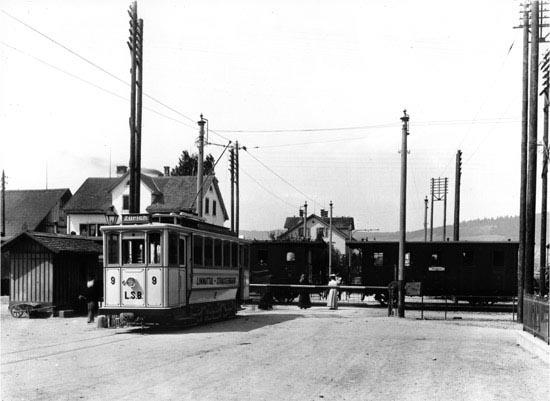 Die Passagiere nach Weiningen mussten am Bahnhof Schlieren zu Fuss über die Geleise zum jenseits wartenden Tramwagen. Die LSB durfte die Geleise im Linienverkehr nicht passieren. 