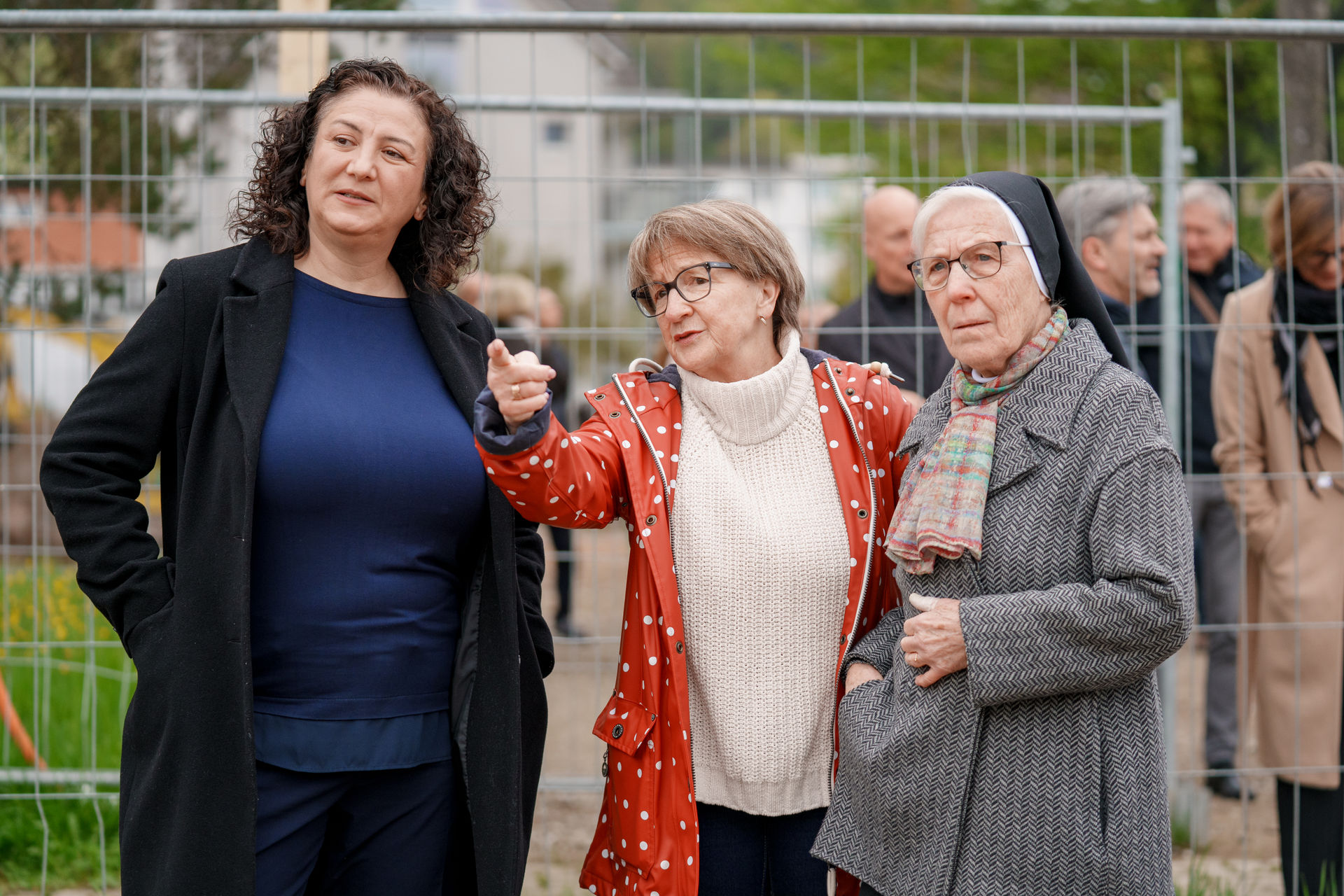 Stadrätinnen Manuela Stiefel und Songül Viridén mit Schwester Elisabeth Müggler 