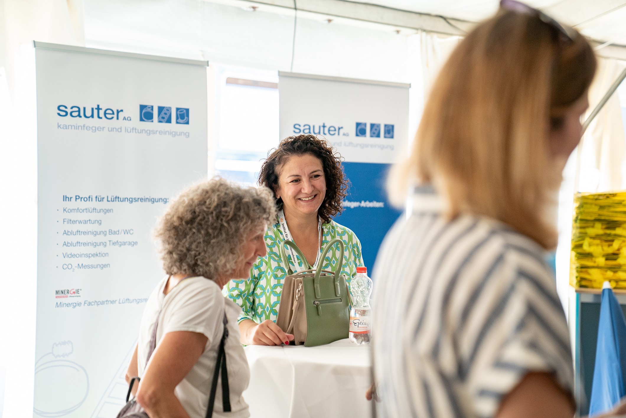 Nach den Referaten und Diskussionen gab es einen Networking-Apéro. Auf dem Bild: Stadträtin Songül Viridén