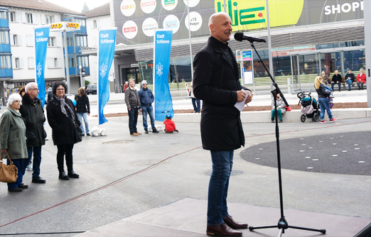 Stadtrat Stefano Kunz begrüsst die Bevölkerung.