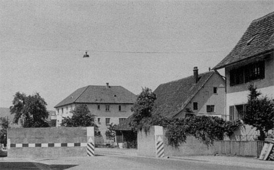 Die Panzersperre bei den Liegenschaften Badenerstrasse 12, 18 und 20. Schlieren gehörte anfangs des Zweiten Weltkriegs zur 2. Verteidigungslinie hinter dem Rhein.