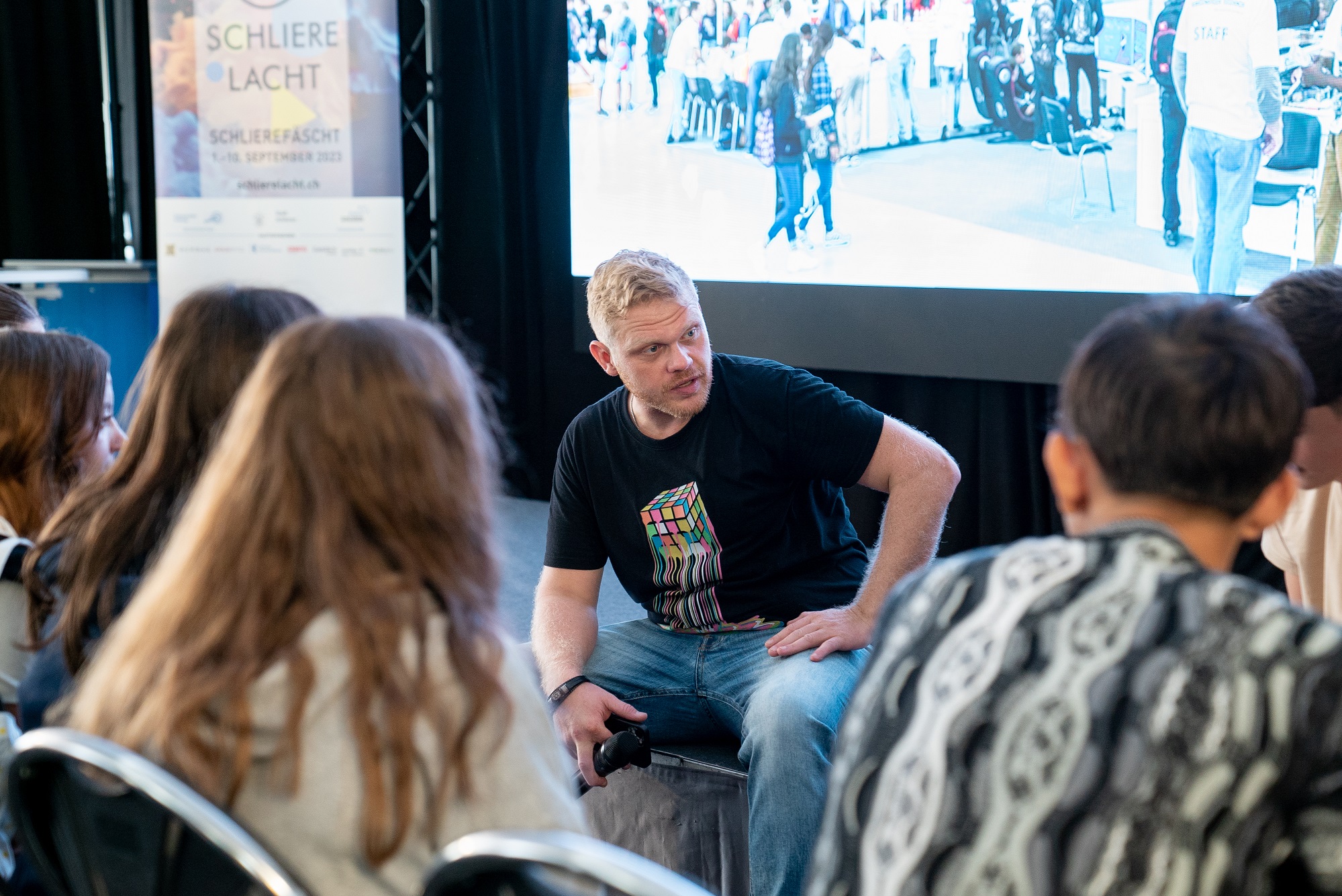 Influencer und Moderator Gabriel Oldham drehte mit den Schülerinnen und Schüler ein Tiktok-Video. Er engagiert sich für die Jugend und gegen Mobbing.