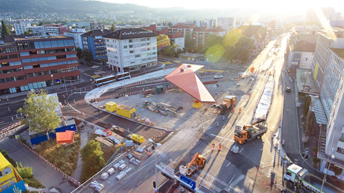 Haltestelle der Limmattalbahn mit Dach, dem sogenannten "Flügel".