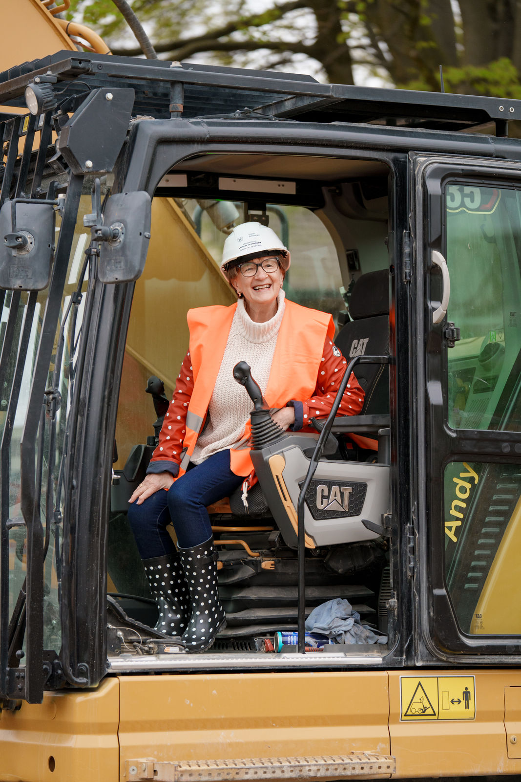 Stadträtin Manuela Stiefel setzte sich unter professioneller Anleitung gleich selbst in den Bagger.
