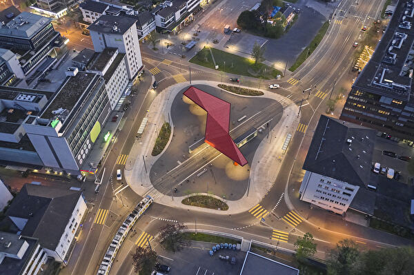Der Stadtplatz in Schlieren mit dem markanten roten Flügel.
