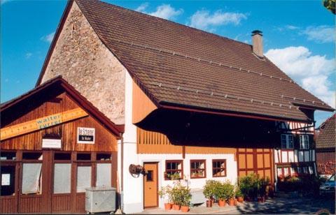 Die "Höll" (Badenerstrasse 18) ist ein typisches Schlieremer Bauernhaus (ursprüngl. strohgedeckt): mit Wohnteil, Tenn und Stall, darüber Heubühne; an der Wetterseite eine Bruchsteinmauer.