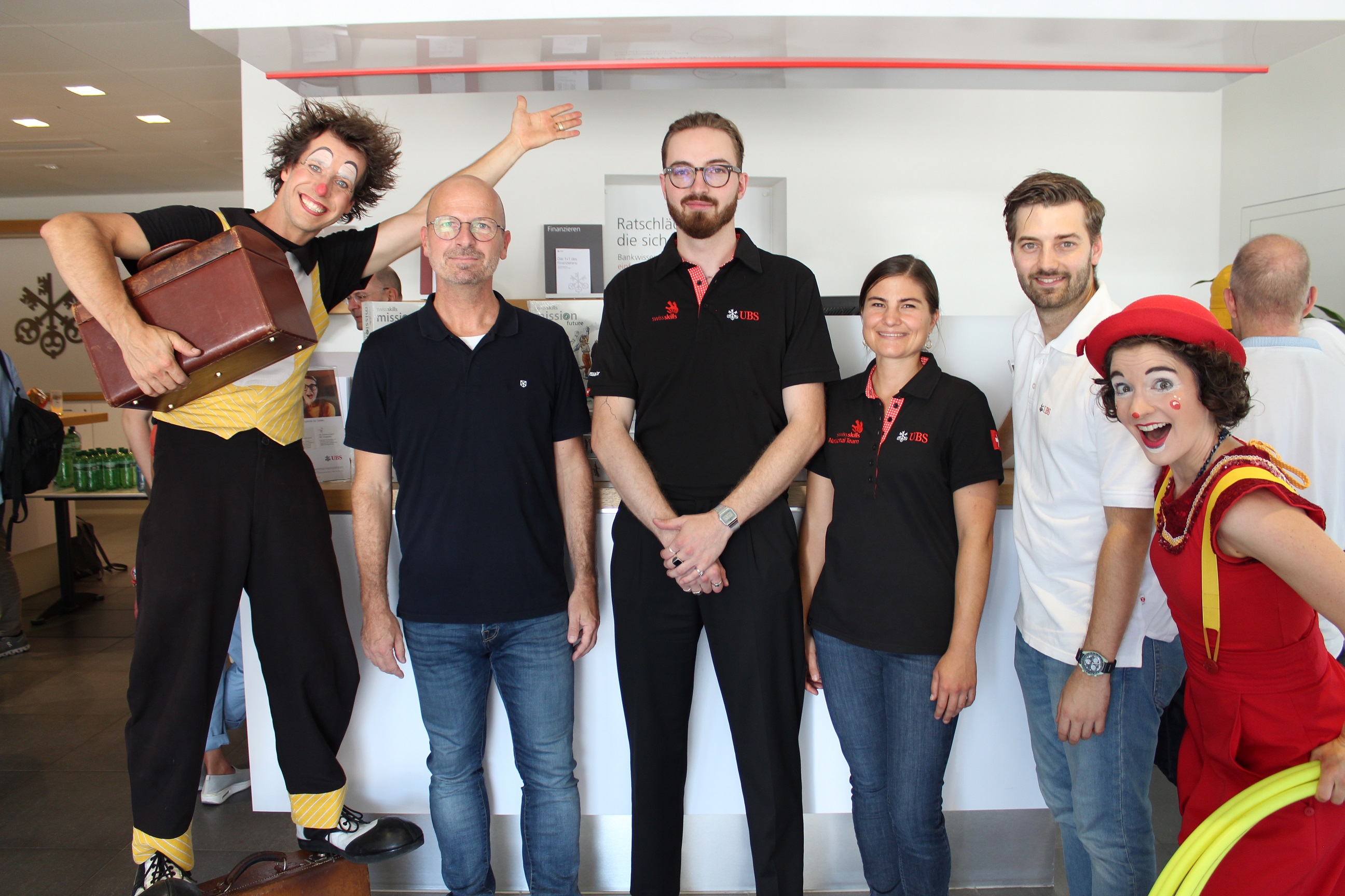 Die UBS lud als Presenting Partner von SwissSkills die Berufschampions ein. Auf dem Bild: Peter Heiniger, Carla Calderari, Damien Ulrich und Simon Cathomas von der UBS Geschäftsstelle Schlieren mit den Schlierefäscht-Clowns.