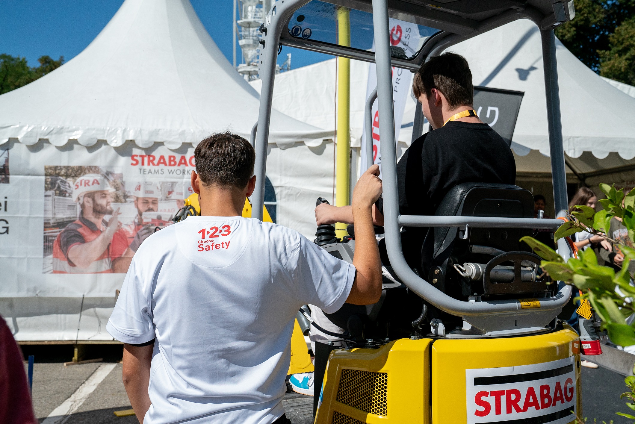 Beim Stand von Strabag konnte man sich am Bagger ausprobieren.