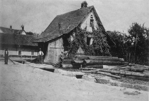 Der Dorf- oder Mülibach floss offen entlang der Säge-,  Freie-, Uitikoner- und Badenerstrasse.