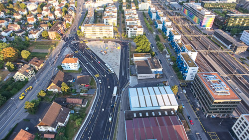 Der Geissweidplatz wird mit vielen Bäumen begrünt.