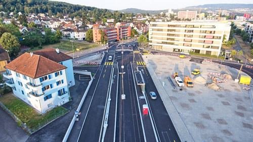 Die neue Badenerstrasse mit dem Geissweidplatz, der noch begrünt wird.