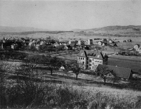 Ca. 1910; das Schulhaus Grabenstrasse (erbaut 1901) steht noch einsam in der Gegend.