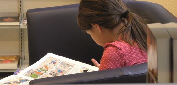 Ein Mädchen liest in der Bibliothek