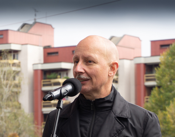 Stadtrat Stefano Kunz begrüsst die Bevölkerung.
