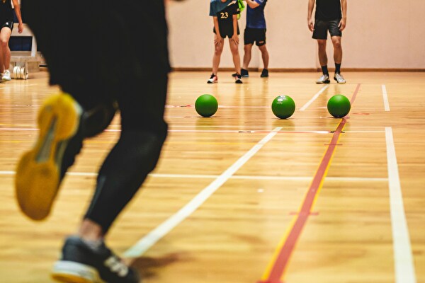 Ballsport in der Turnhalle