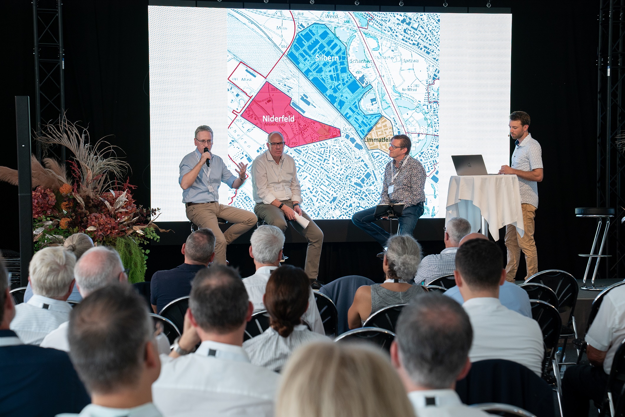 Podiumsdiskussion über Areale in Dietikon mit Roger Bachmann, Stadtpräsident Dietikon, Dieter Beeler, Gebietsmanager IG Silbern, und Dr. Josef Wiederkehr, J. Wiederkehr Bauunternehmung/Areal Niderfeld.