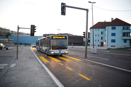 Der öffentliche Verkehr wird um die Baustelle geführt.