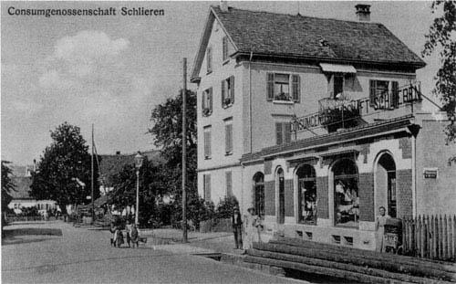 Die Arbeiter, die ja keine Selbstversorger waren, fanden ab 1900 in der "Consumgenossenschaft" alles Nötige. (Neuheiten wie diese wurden auf den beliebten Postkarten festgehalten.)