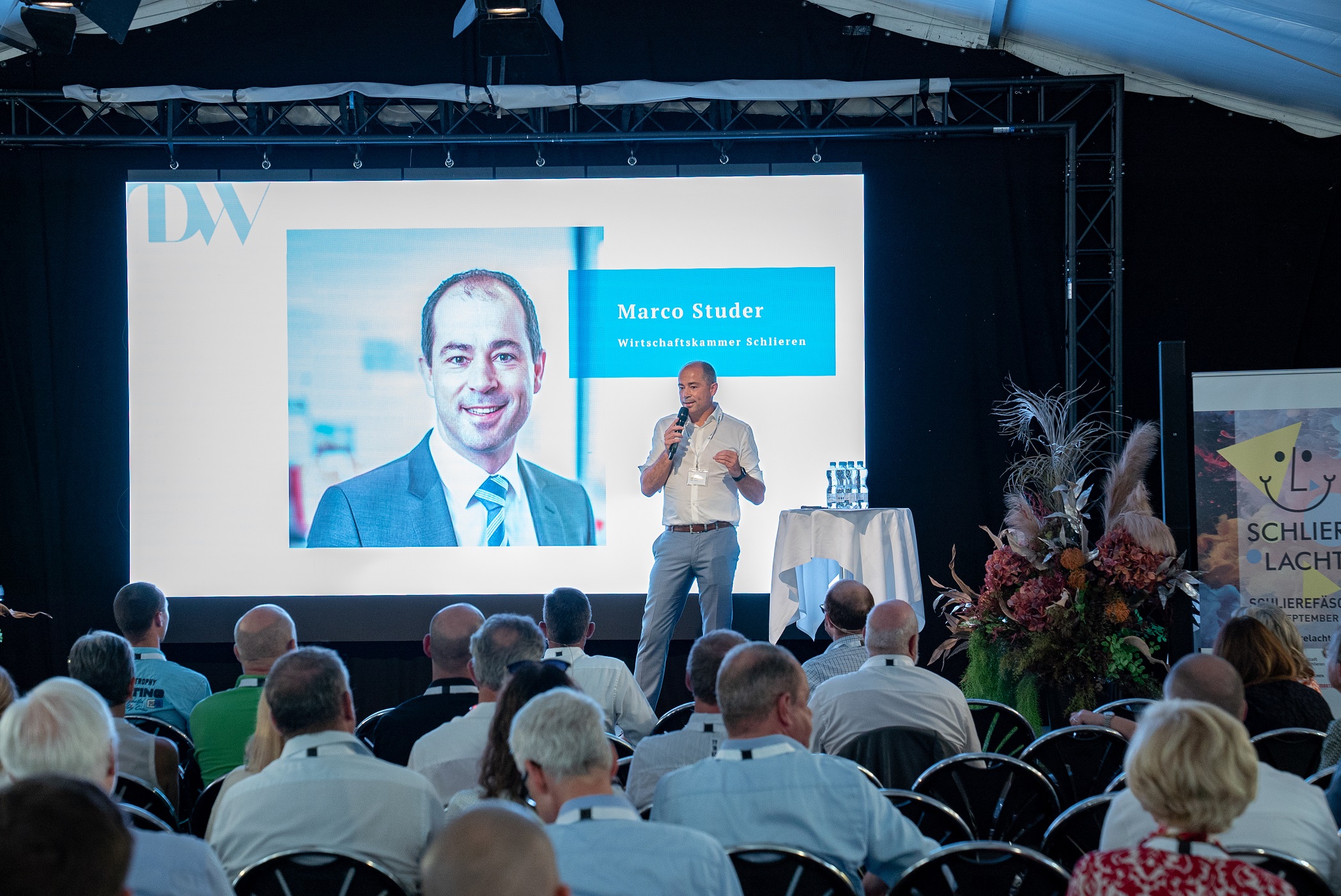 Marco Studer von der Wirtschaftskammer Schlieren begrüsst die Teilnehmenden.