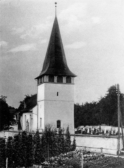 Die alte ref. Kirche (mit Kamin und Aussentreppe zur Empore!). Der Friedhof musste 1937 dem neuen Kirchenschiff weichen. 
