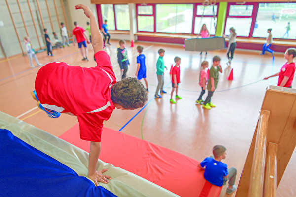 An den OpenSundays verwandeln sich Turnhallen in Bewegungslandschaften. © Bild: IdéeSport / Christian Jaeggi