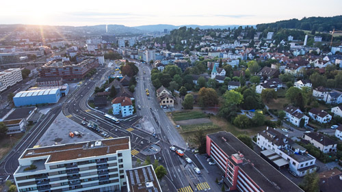 Der Verkehr fliesst in der neuen Badenerstrasse.
