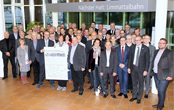 Behördenvertreterinnen und -vertreter aus dem Limmattal unterstützen die Limmattalbahn