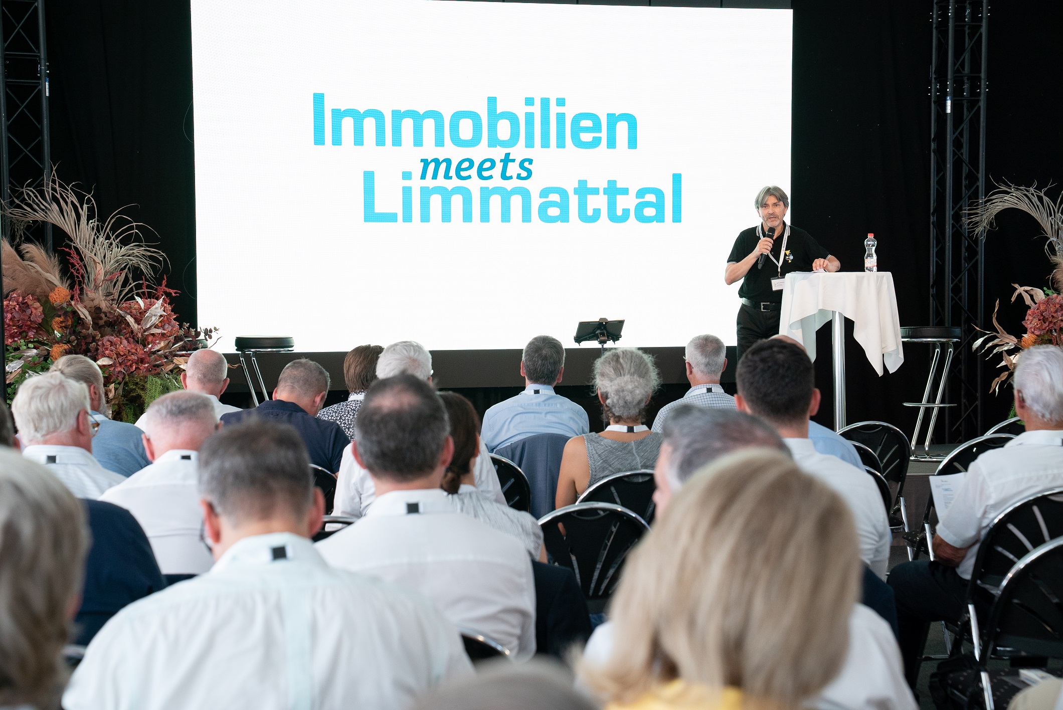 Stadtpräsident Markus Bärtschiger eröffnet den Immobilien-Event.