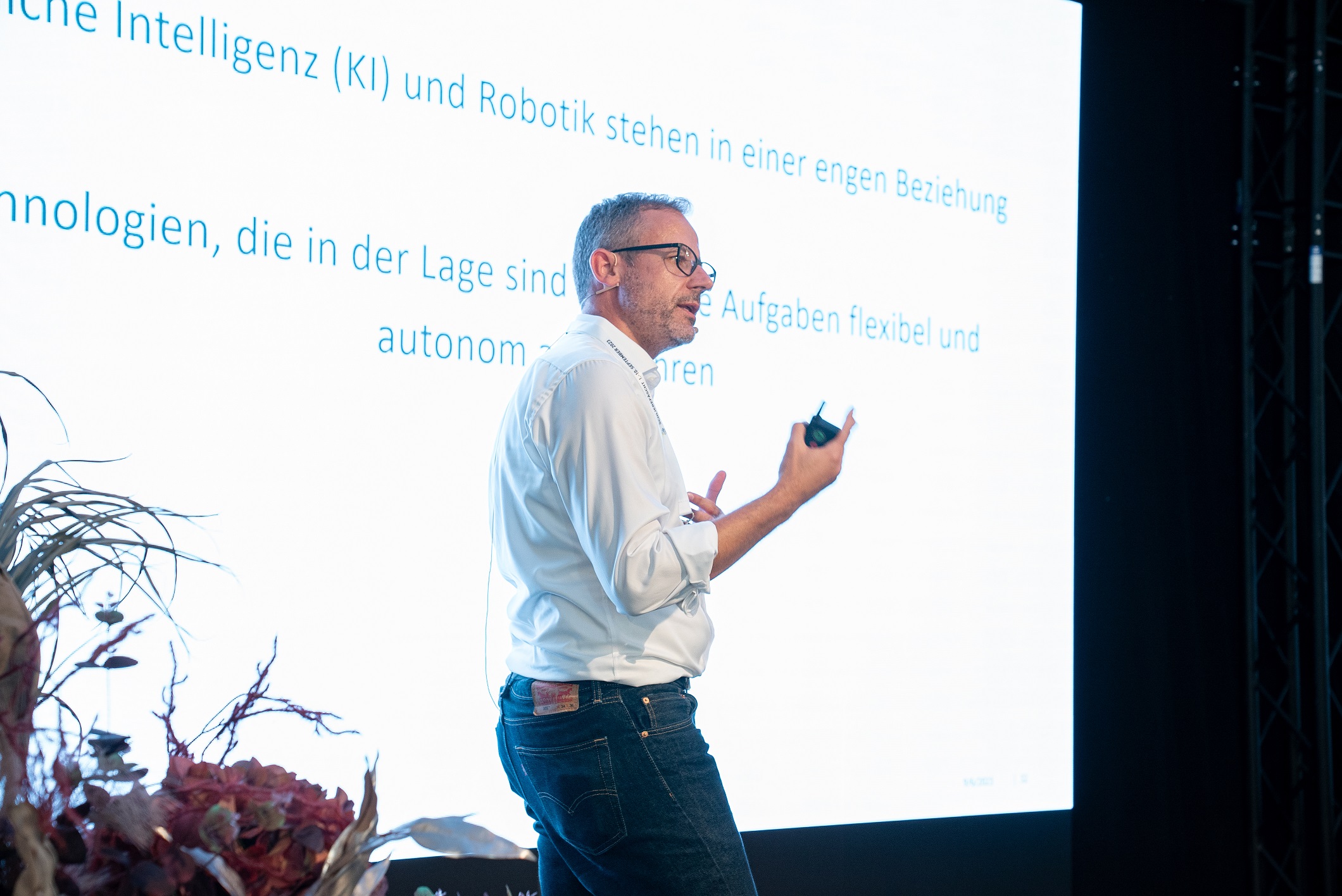 Patrick Griss, Zühlke Ventures, referiert über die Schweiz im globalen KI- und Robotik-Wettbewerb.