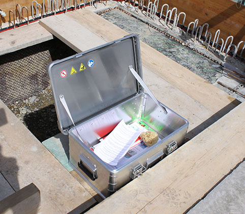 Die Box wird ins Fundament gelegt am Spatenstich