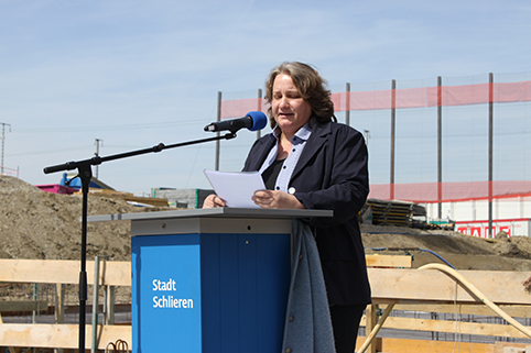Schulpräsidentin Bea Krebs am Spatenstich