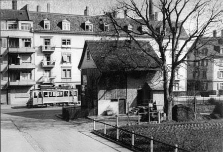 (Ca. 1935) Blick aus der Bäcker- in die Zürcherstrasse. In dieser verkehrte bis 1955 die Linie 2 der "Städtischen Strassenbahn Zürich", nachdem diese 1930 die LSB übernommen hatte.