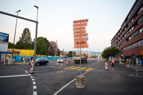 Der Verkehr führt am Parside Gebäude vorbei.