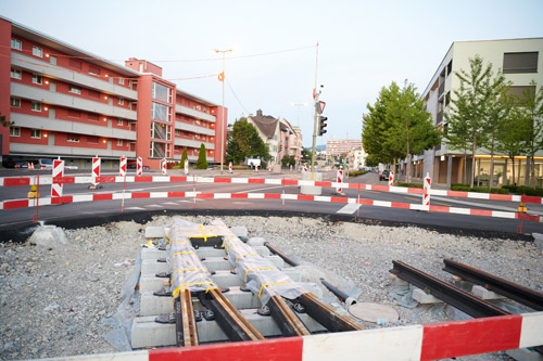 Die Geleise der Limmattalbahn werden verlegt.