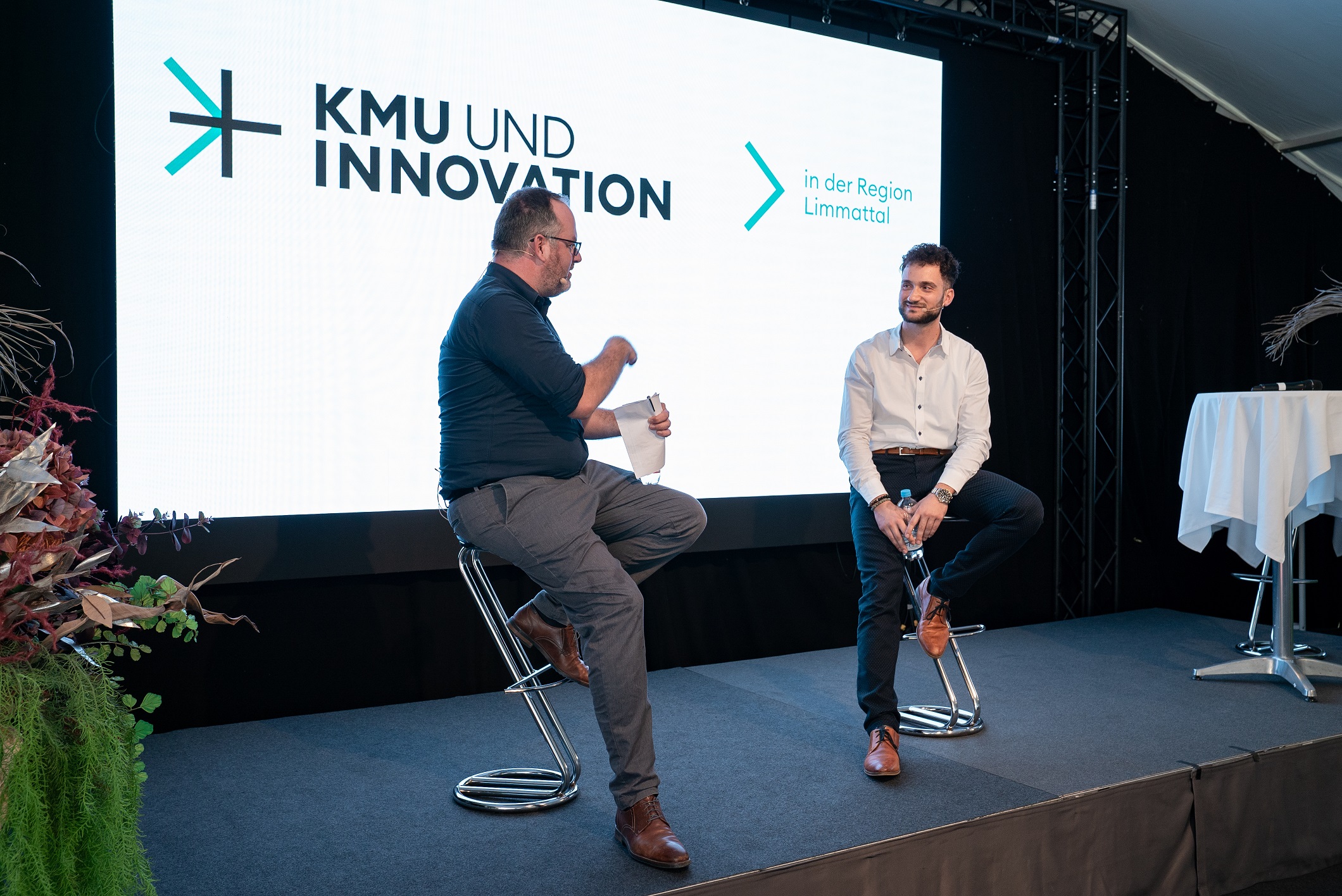 Moderator Stephan Lendi beim Kurzinterview mit Ramon Hampel, CEO und Inhaber Hampel AG.