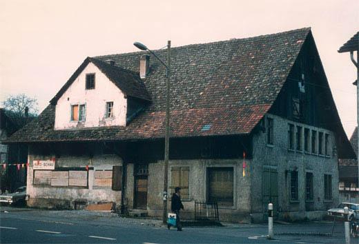 "Mänschefabrik"; einst Wohnhaus Ecke Uitikonerstasse/Brunngasse mit kinderreichen Familien. 