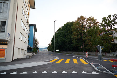 Die Umgestaltung der Abzweigung zur Engstringerbrücke ist abgeschlossen.