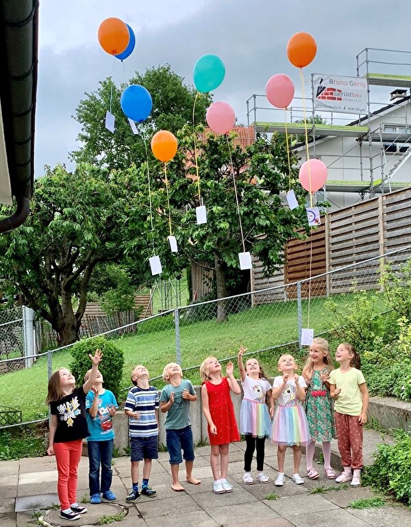 Kindergartenkinder mit Ballonen