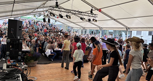 Aufführung der Schule im vollen Festzelt