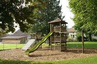 Zwei attraktive Kinderspielplätze laden Familien mit Kindern zum Spielen ein.