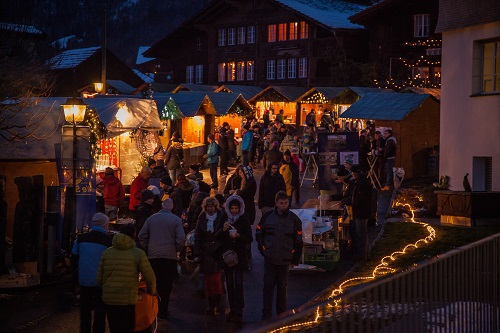 Weihnachtsmarkt in Brienz mit den kleinen Verkaufsständen
