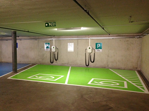 2 bornes électriques au parking des rayes