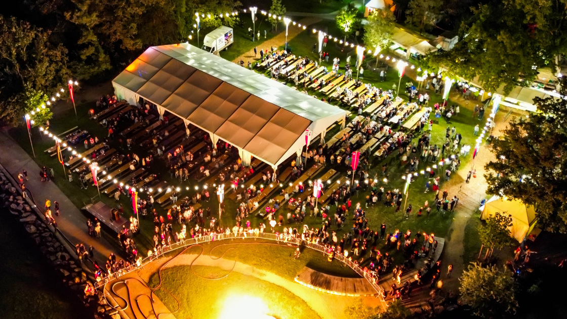 Place de fête et feu de joie
