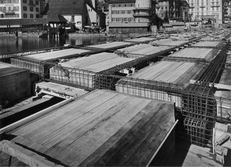 Vom Wasserstand her war das Winterhalbjahr als Bauphase ideal, zum Betonieren aber gar nicht. Für das korrekte Abbinden des Betons waren ausgeklügelte Massnahmen wie Dampfheizungen nötig.