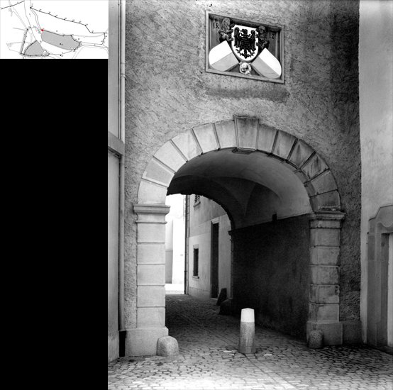 Der Mühlenplatz ist bis heute über das historische Tor mit dem Löwengraben verbunden. Es vermittelt stellvertretend für die abgerissenen Tore einen Eindruck von den engen Tordurchfahrten.