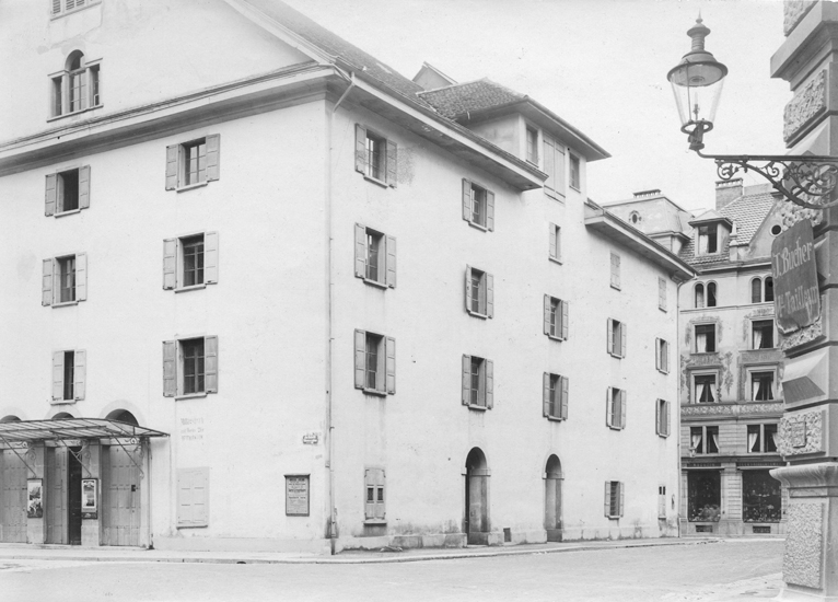 Im Dachgeschoss eine Lukarne für den Lastenaufzug – häufiges Detail historischer Gebäude in der Stadt. Für die Kulissen gab es wie heute ein Fenstertor an der gegenüberliegenden Schmalseite.