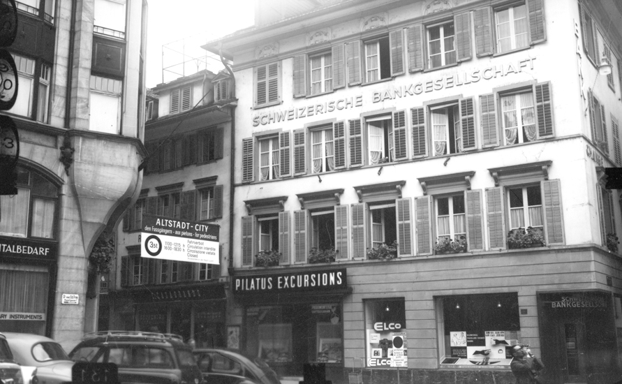 Zur Erhöhung der Verkehrssicherheit liess die Verkehrspolizei die Gassen der Altstadt 1955 in Zeiten mit hohem Fussgängeraufkommen sperren. Von 11– bis 12.15 Uhr und von 16 bis 18.30 Uhr galt ein striktes Fahrverbot.